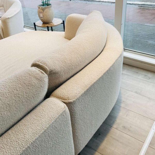 Verberckmoes Outlet Wilrijk toonzaalmodel Langley hoeksalon 2,5-zit met arm rechts en longchair curved links in stof avicci cream Henders and Hazel detailfoto afgeronde longchair achterzijde