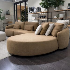 Passe Partout Mostera hoeksalon in stof Felt Mustard met chaise longue rechts en sierlijke ronde vormen bij Verberckmoes