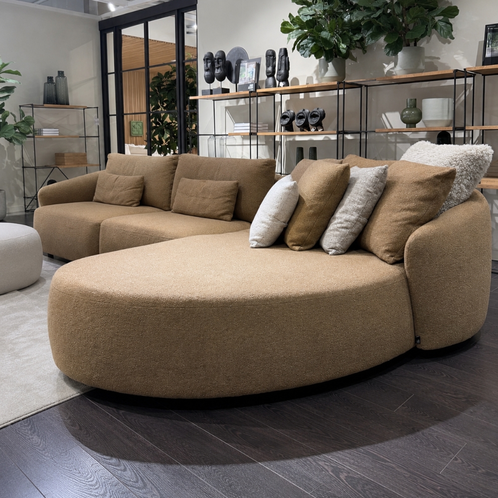 Passe Partout Mostera hoeksalon in stof Felt Mustard met chaise longue rechts en sierlijke ronde vormen bij Verberckmoes