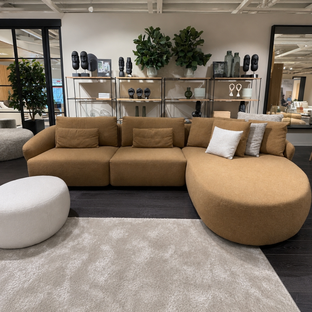 Passe Partout Mostera hoeksalon met chaise longue rechts in stof Felt Mustard toonzaalmodel bij Verberckmoes