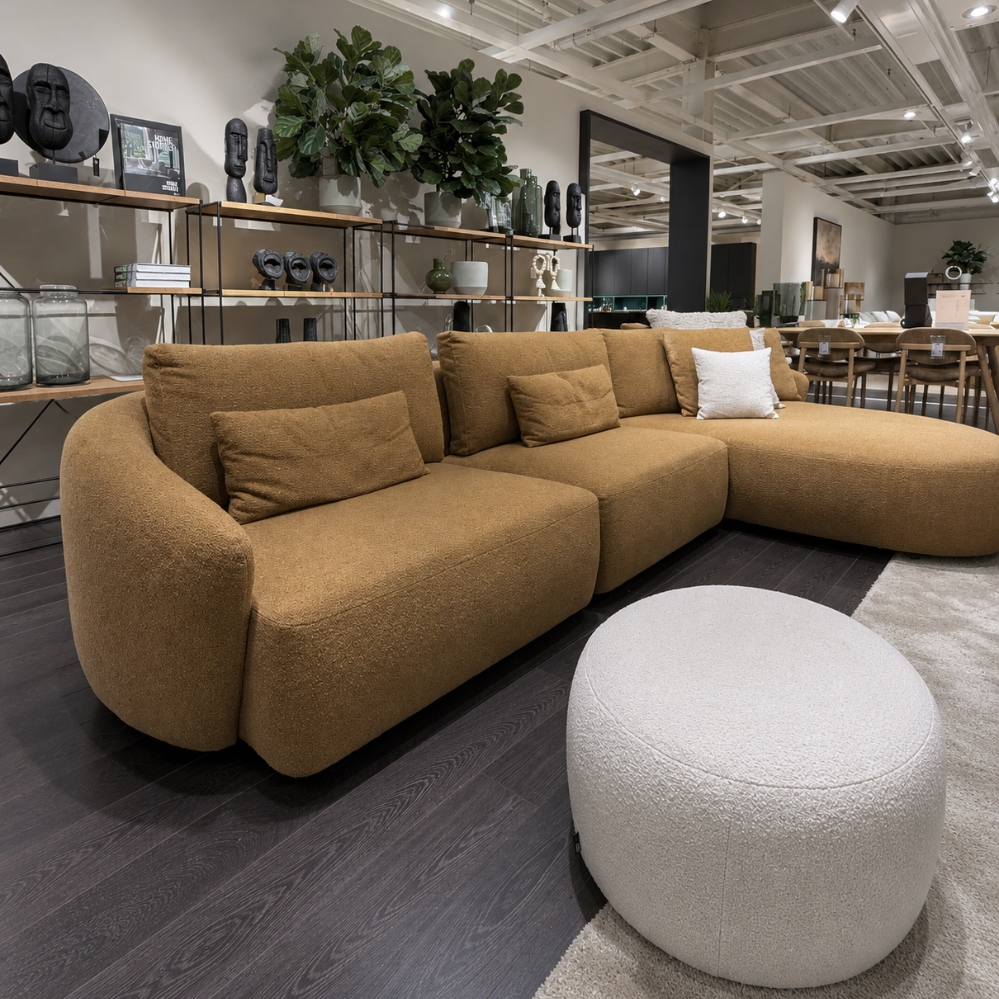 Passe Partout Mostera hoeksalon in warme mosterdkleurige stof met comfortabele rug- en lendekussens