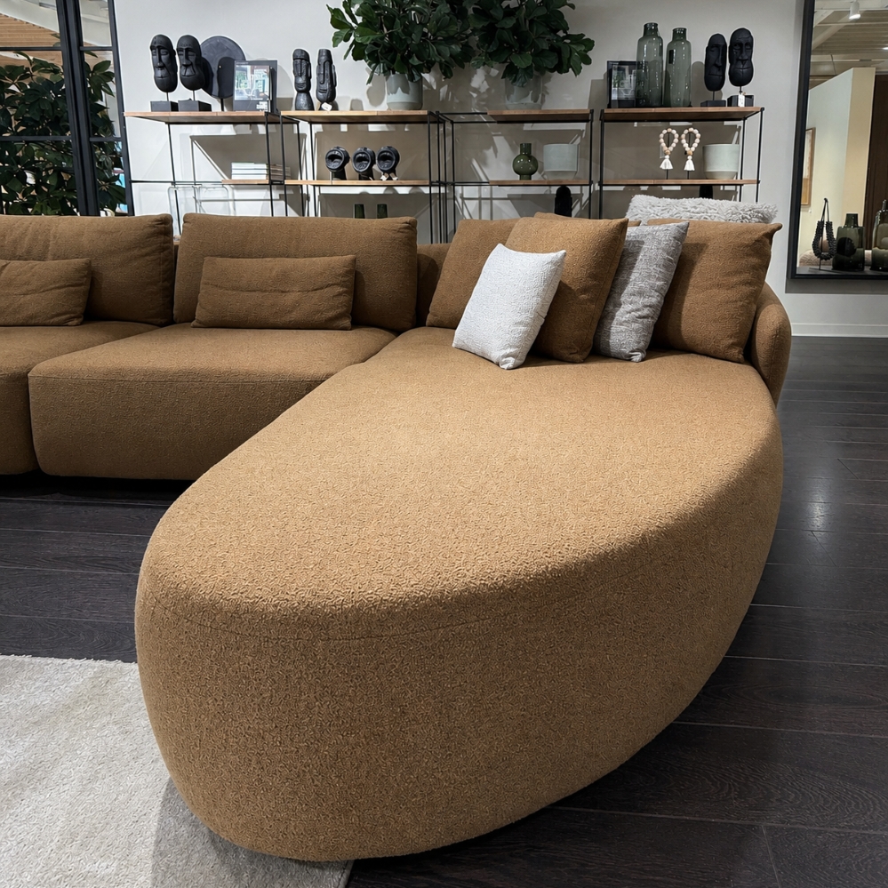 Detail van Passe Partout Mostera hoeksalon met chaise longue rechts in stof Felt Mustard bij Verberckmoes