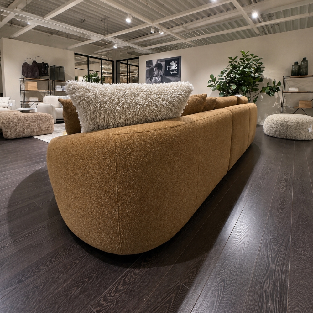 Achterzijde van Passe Partout Mostera hoeksalon in stof Felt Mustard met afgeronde afwerking en luxe uitstraling