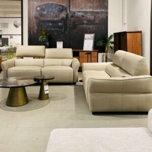 Verberckmoes Outlet Wilrijk toonzaalmodel relaxsalon set van 2 bestaande uit 3-zit met elekrische relaxfunctie en 2,5-zit vast in leder Main Taupe Henders and Hazel