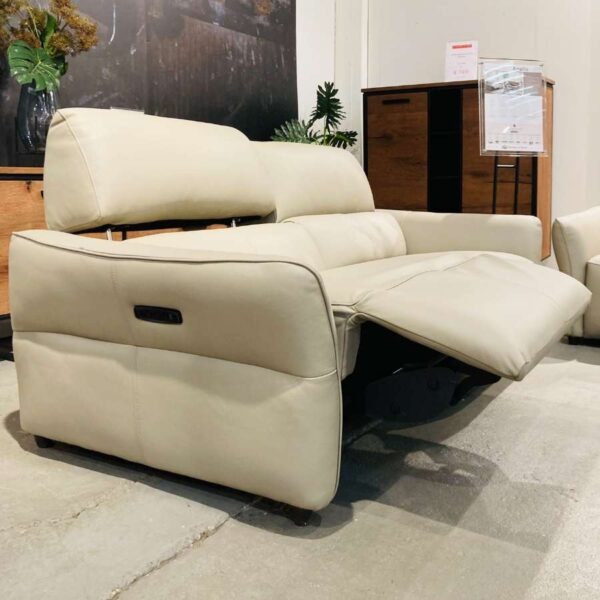 Verberckmoes Outlet Wilrijk toonzaalmodel relaxsalon set van 2 bestaande uit 3-zit met elekrische relaxfunctie en 2,5-zit vast in leder Main Taupe Henders and Hazel detailfoto relaxfunctie 3-zit