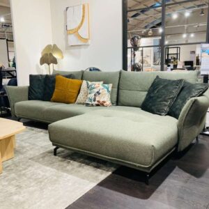 Verberckmoes Outlet Wilrijk toonzaalmodel Albi hoeksalon 3-zit met arm links en longchair XL met arm rechts in stof Ponti olijfgroen Henders and Hazel