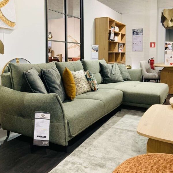 Verberckmoes Outlet Wilrijk toonzaalmodel Albi hoeksalon 3-zit met arm links en longchair XL met arm rechts in stof Ponti olijfgroen Henders and Hazel zijaanzicht