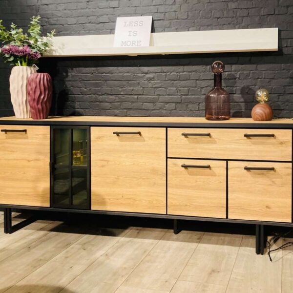 Verberckmoes Outlet Wilrijk toonzaalmodel Avalon dressoir 230cm breed in HPL en melamine oak vintage natural met glasdeur en zwart metalen frame Henders and Hazel