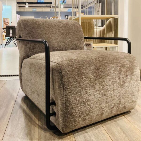 Verberckmoes Outlet Wilrijk toonzaalmodel Brentino fauteuil in stof Enzo lava met zwart metalen frame XOOON