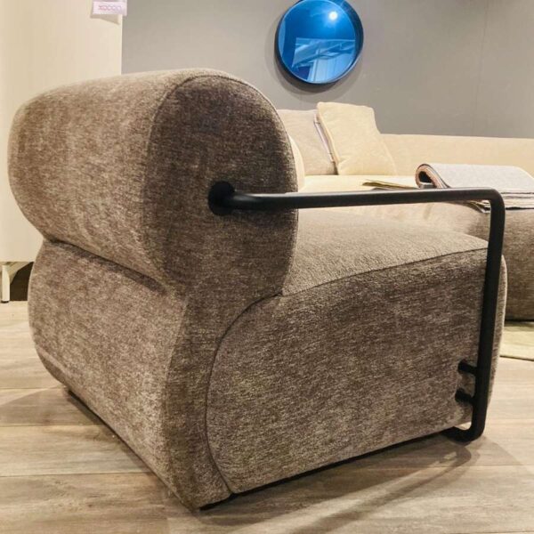 Verberckmoes Outlet Wilrijk toonzaalmodel Brentino fauteuil in stof Enzo lava met zwart metalen frame XOOON zijaanzicht