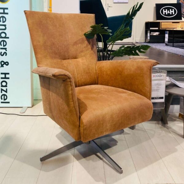 Verberckmoes Outlet Wilrijk toonzaalmodel Carola fauteuil in microleder corsica cognac met draaiende stervoet brushed metaal Henders and Hazel