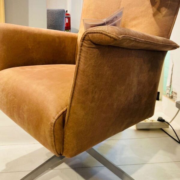 Verberckmoes Outlet Wilrijk toonzaalmodel Carola fauteuil in microleder corsica cognac met draaiende stervoet brushed metaal Henders and Hazel zijaanzicht