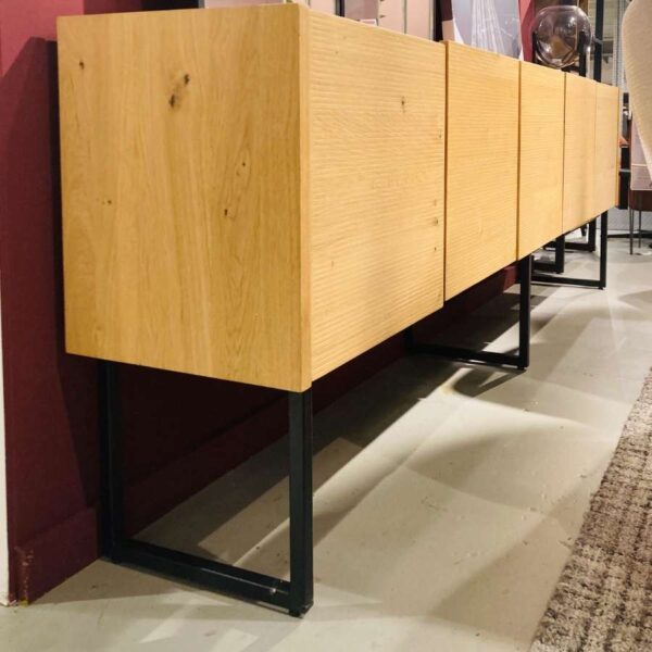 Verberckmoes Outlet Wilrijk toonzaalmodel Carving dressoir 240cm breed met 5 deuren in eikenfineer naturel en zwart metalen onderstel XOOON zijaanzicht links