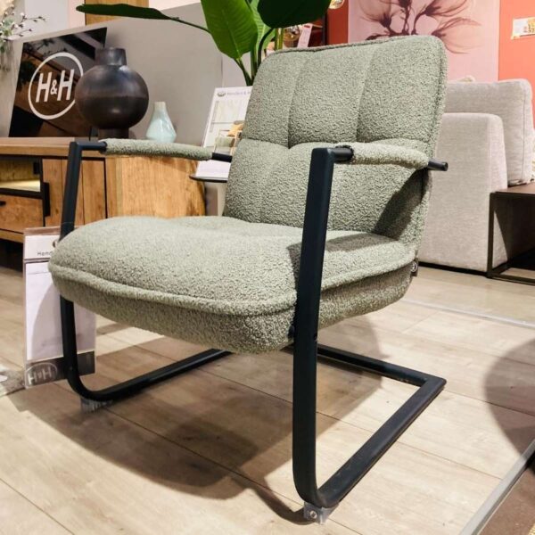 Verberckmoes Outlet Wilrijk toonzaalmodel Cavo fauteuil in stof Lecce olijfgroen met poedercoat frame zwart en pocketvering Henders and Hazel