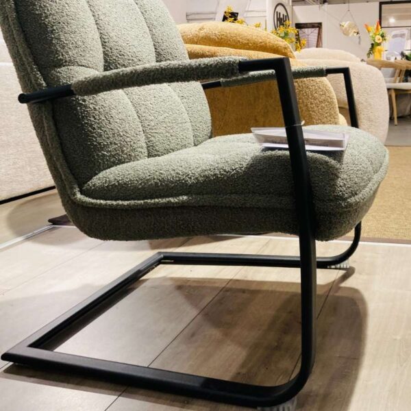 Verberckmoes Outlet Wilrijk toonzaalmodel Cavo fauteuil in stof Lecce olijfgroen met poedercoat frame zwart en pocketvering Henders and Hazel zijaanzicht