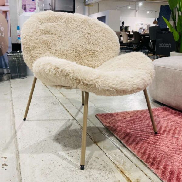 Verberckmoes Outlet Wilrijk toonzaalmodel Freddy fauteuil in stof fluffy beige met metalen poot Coco Maison