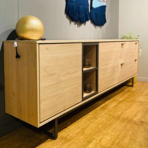 Verberckmoes Outlet Wilrijk toonzaalmodel Helsinki dressoir 240cm breed met LED-verlichting in melamine eikenlook en metalen frame grafietkleur XOOON