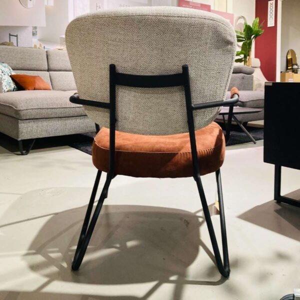 Verberckmoes Outlet Wilrijk toonzaalmodel June fauteuil met rug in stof Toba lichtgrijs en zitting in stof Calabria koper en metalen frame off black XOOON achteraanzicht