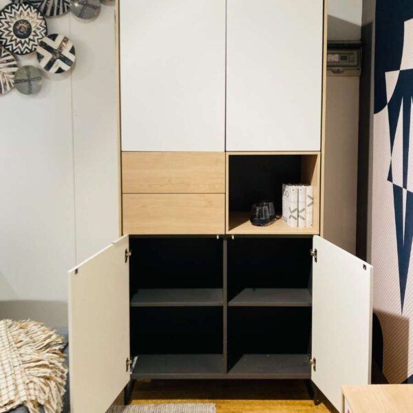 Verberckmoes Outlet Wilrijk toonzaalmodel Lindfield berghast hoogte 205cm in wit en eikenlook melamine en HDF met LED-verlichting XOOON open kastdeuren onder