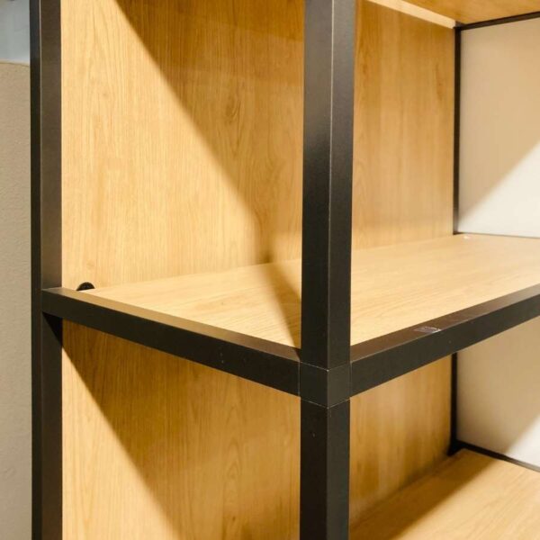 Verberckmoes Outlet Wilrijk toonzaalmodel Lindfield boekenkast met 5 niches en LED-verlcihting hoogte 195cm XOOON close-up frame en boekenplanken in eikenlook