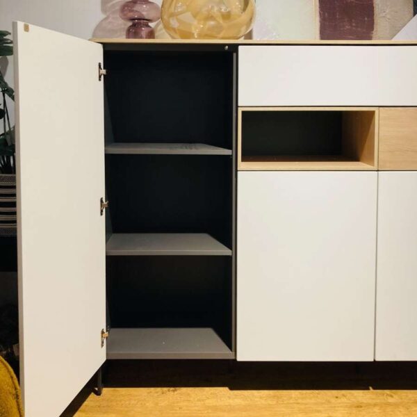 Verberckmoes Outlet Wilrijk toonzaalmodel Lindfield dressette hoogte 135cm wit en eikenlook in melamine en HDF met LED-verlichting XOOON open kastdeur links