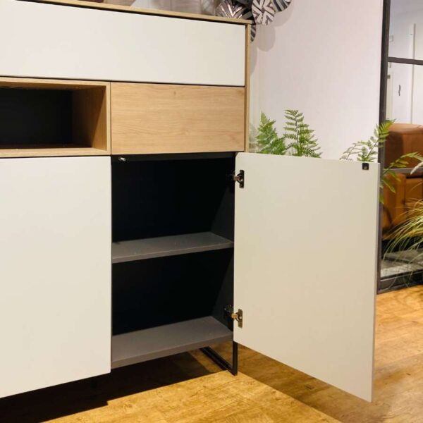 Verberckmoes Outlet Wilrijk toonzaalmodel Lindfield dressette hoogte 135cm wit en eikenlook in melamine en HDF met LED-verlichting XOOON open kastdeur rechts onder