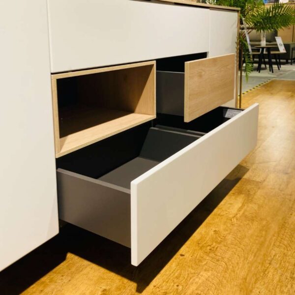 Verberckmoes Outlet Wilrijk toonzaalmodel Lindfield dressoir 240cm breed wit en eikenlook in melamine en HDF met LED-verlichting XOOON open lade met soft-closing systeem