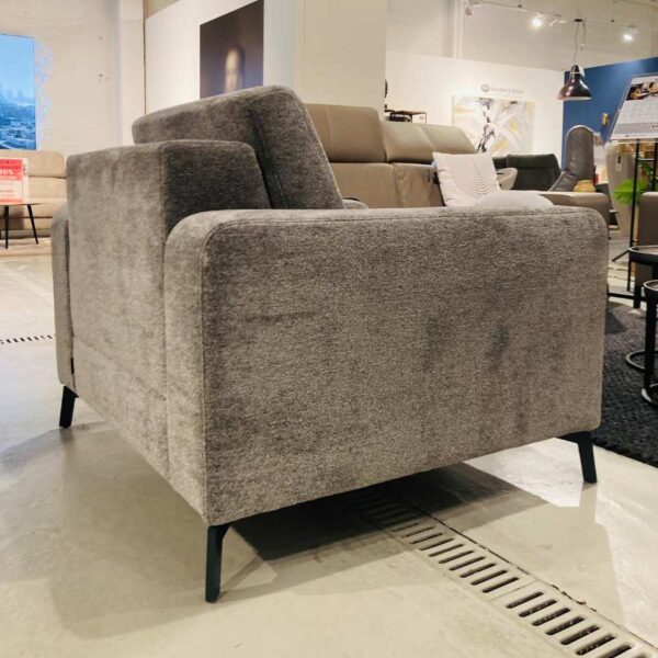 Verberckmoes Outlet Wilrijk toonzaalmodel Napels 1-zit in stof Enzo lichtgrijs met metalen poot off-black Henders & Hazel zijaanzicht