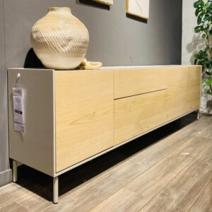 Verberckmoes Outlet Wilrijk toonzaalmodel Niora dressoir 240cm breed met frame in gelakt MDF lichtgrijs, kastdeuren in eikenfineer en onderstel in metaal lichtgrijs XOOON