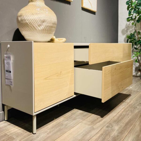 Verberckmoes Outlet Wilrijk toonzaalmodel Niora dressoir 240cm breed met frame in gelakt MDF lichtgrijs, kastdeuren in eikenfineer en onderstel in metaal lichtgrijs XOOON open laden midden