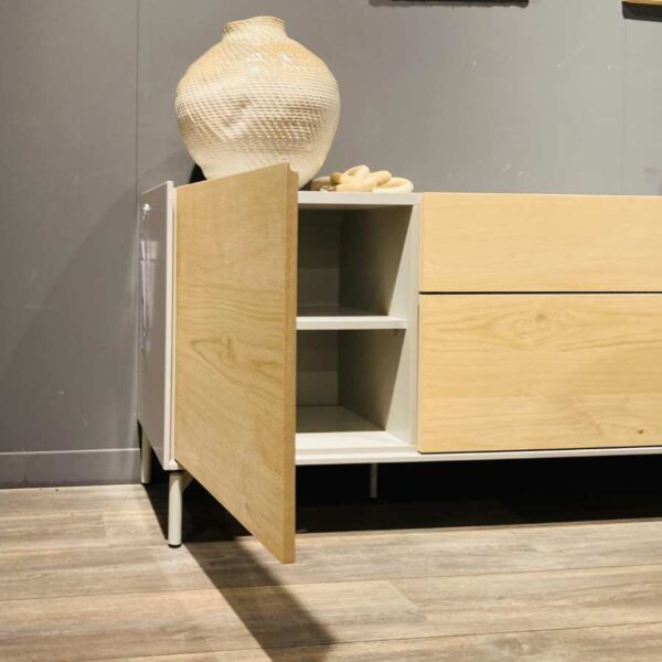 Verberckmoes Outlet Wilrijk toonzaalmodel Niora dressoir 240cm breed met frame in gelakt MDF lichtgrijs, kastdeuren in eikenfineer en onderstel in metaal lichtgrijs XOOON open kastdeur links