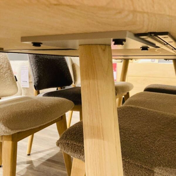 Verberckmoes Outlet Wilrijk toonzaalmodel Niora eetkamertafel ovaal 240x115cm met tafelblad in eikenfineer en massief eikenhouten poten XOOON close-up poot massief eikenhout