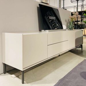 Verberckmoes Outlet Wilrijk toonzaalmodel Noon TV-kast 210cm breed met front, bovenblad en zijkant in gelakt MDF lichtgrijs met metalen poot grafietkleur XOOON