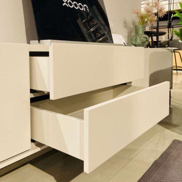 Verberckmoes Outlet Wilrijk toonzaalmodel Noon TV-kast 210cm breed met front, bovenblad en zijkant in gelakt MDF lichtgrijs met metalen poot grafietkleur XOOON detailfoto open laden met soft-closing systeem.