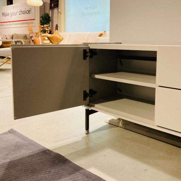 Verberckmoes Outlet Wilrijk toonzaalmodel Noon TV-kast 210cm breed met front, bovenblad en zijkant in gelakt MDF lichtgrijs met metalen poot grafietkleur XOOON open kastdeur links