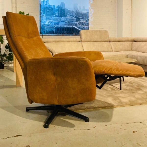 Verberckmoes Outlet Wilrijk toonzaalmodel Olympus relaxfauteuil in stof Cecilia cognac met metalen sterpoot zwart Henders and Hazel