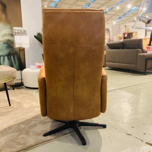 Verberckmoes Outlet Wilrijk toonzaalmodel Olympus relaxfauteuil in stof Cecilia cognac met metalen sterpoot zwart Henders and Hazel achteraanzicht