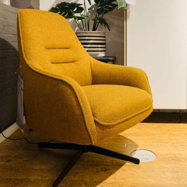 Verberckmoes Outlet Wilrijk toonzaalmodel Oviedo fauteuil met hoge rug in stof Ponti okergeel en stervoet metaal zwart XOOON