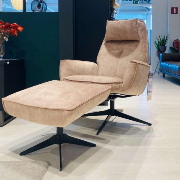 Verberckmoes Outlet Wilrijk toonzaalmodel Salerno relaxfauteuil met hoofdsteun en voetenbank in stof Karese camel Henders and Hazel