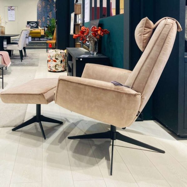 Verberckmoes Outlet Wilrijk toonzaalmodel Salerno relaxfauteuil met hoofdsteun en voetenbank in stof Karese camel Henders and Hazel zijaanzicht