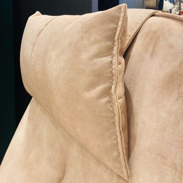 Verberckmoes Outlet Wilrijk toonzaalmodel Salerno relaxfauteuil met hoofdsteun en voetenbank in stof Karese camel Henders and Hazel detailfoto hoofdsteun