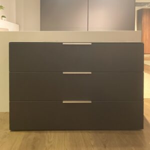 Vooraanzicht van de gesloten Nolte Concept Me 700 commode met 3 laden in basalt, te koop via Verberckmoes Outlet.