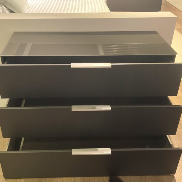 Commode Nolte Concept Me 700 met alle laden geopend, met basalt afwerking en linnenoptiek binnenzijde – Verberckmoes Outlet.