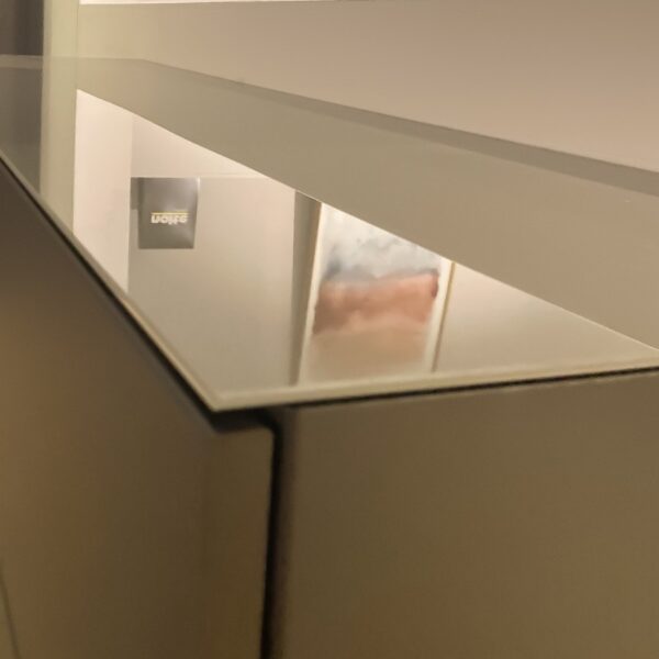 Detail van het glazen bovenblad van de Nolte Concept Me 700 commode, elegant design bij Verberckmoes Outlet.