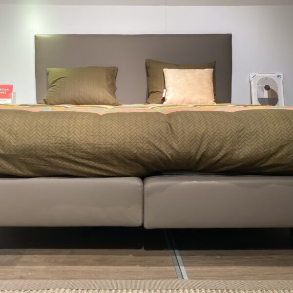 Laag frontzicht op Beka boxspring Cubic 16 – 2-delige onderbouw in taupe lederlook