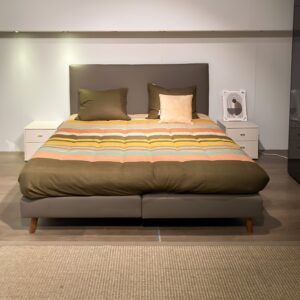 Beka boxspring Cubic 16 in taupe leatherlook met hoofdbord Sevilla – vooraanzicht