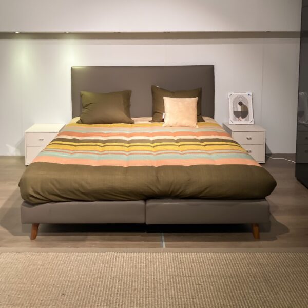 Beka boxspring Cubic 16 in taupe leatherlook met hoofdbord Sevilla – vooraanzicht