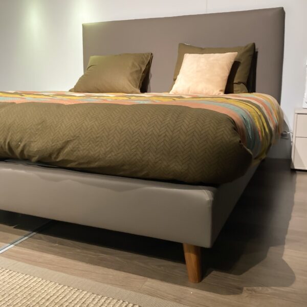 Rechterzijde van Beka boxspring Cubic 16 met leatherlook bekleding en zwevend hoofdbord