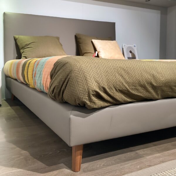 Linker zijaanzicht van Beka Cubic 16 boxspring met houten oblique poten in walnootkleur