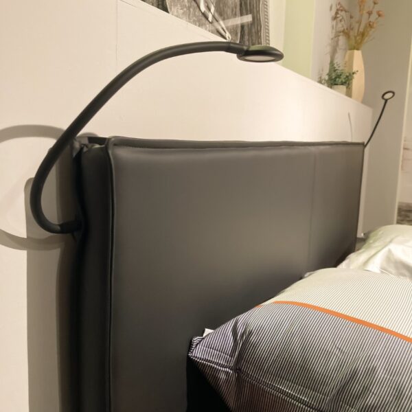 Gestoffeerde rugleuning in leerlook basalt met geïntegreerde leesverlichting – Nolte bed